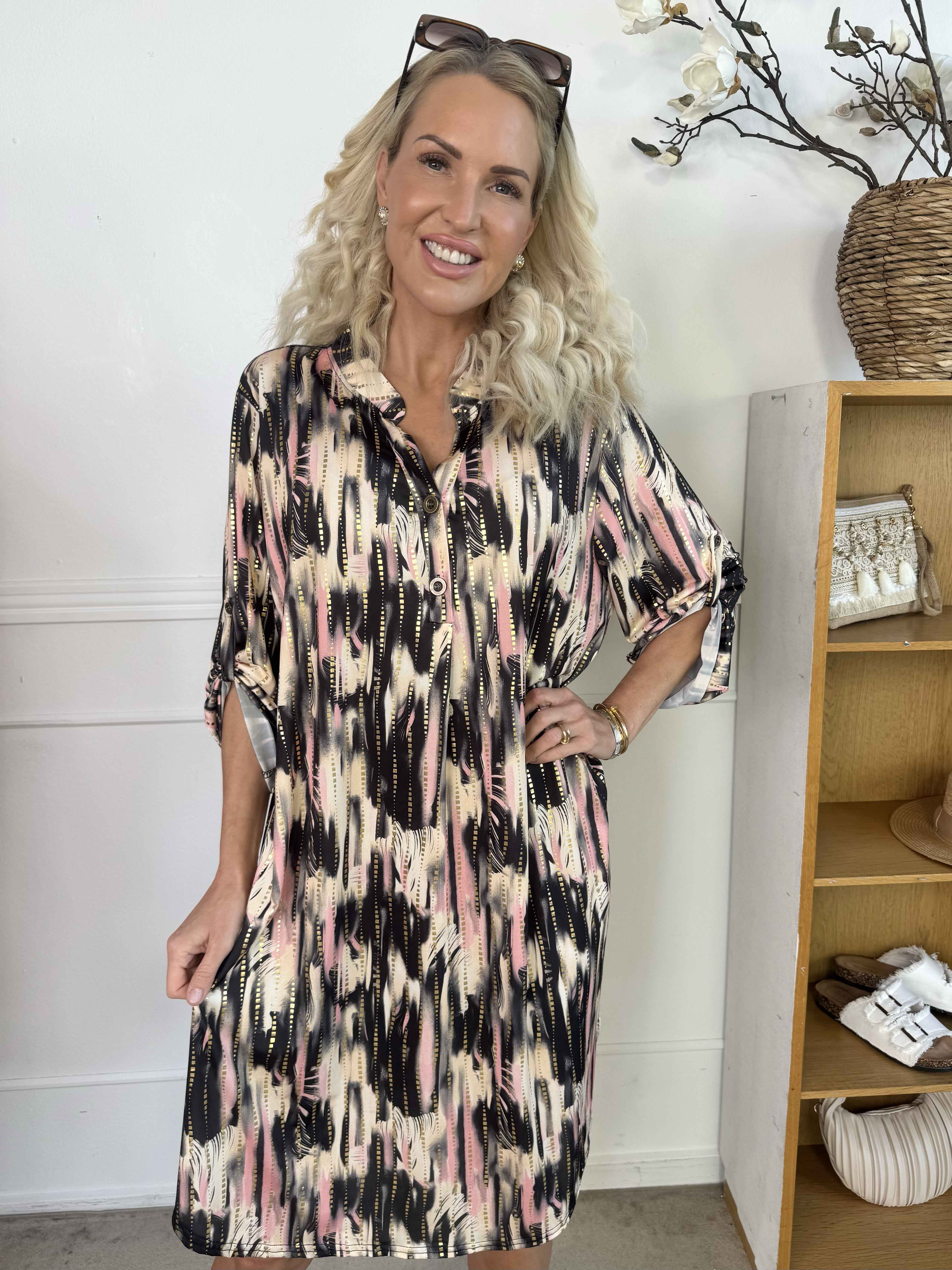 Ebba Pattern Long - Elastisk mønstret kjole med guld detaljer